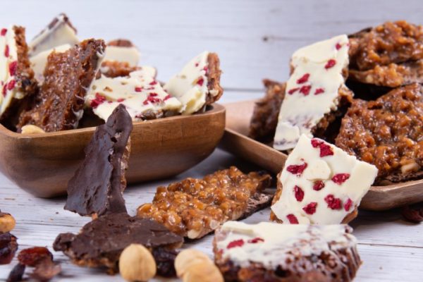 עוגיות "קראק" שוקולד לבןמריר על פיצוחים מקורמלים זקס בייקרי ואוכל טוב