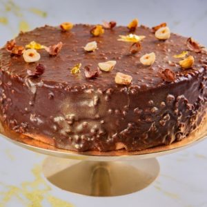 מוס שוקולד פרלינה פרווה על בסיס עוגת שוקולד מכיל אגוזי לוז זקס בייקרי ואוכל טוב