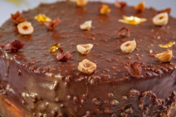 מוס שוקולד פרלינה פרווה על בסיס עוגת שוקולד מכיל אגוזי לוז זקס בייקרי ואוכל טוב