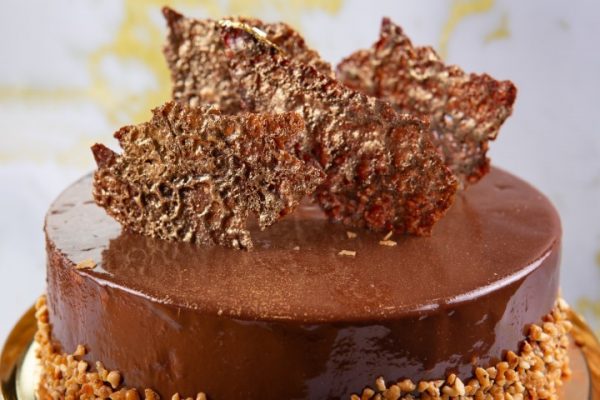 מוס שוקולד תחתית בראוניז קרמו שוקולד מריר קראנצ שוקולד מריר מכיל אגוזים זקס בייקרי ואוכל טוב